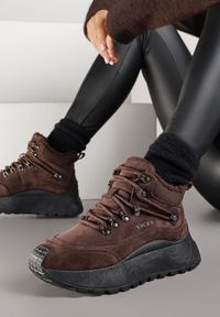 Renee - Brązowe Sneakersy Śniegowce Vices na Platformie w Sportowym Stylu Nelsella. Okazja: na co dzień, na spacer. Kolor: brązowy. Materiał: jeans. Szerokość cholewki: normalna. Obcas: na platformie. Sport: turystyka piesza