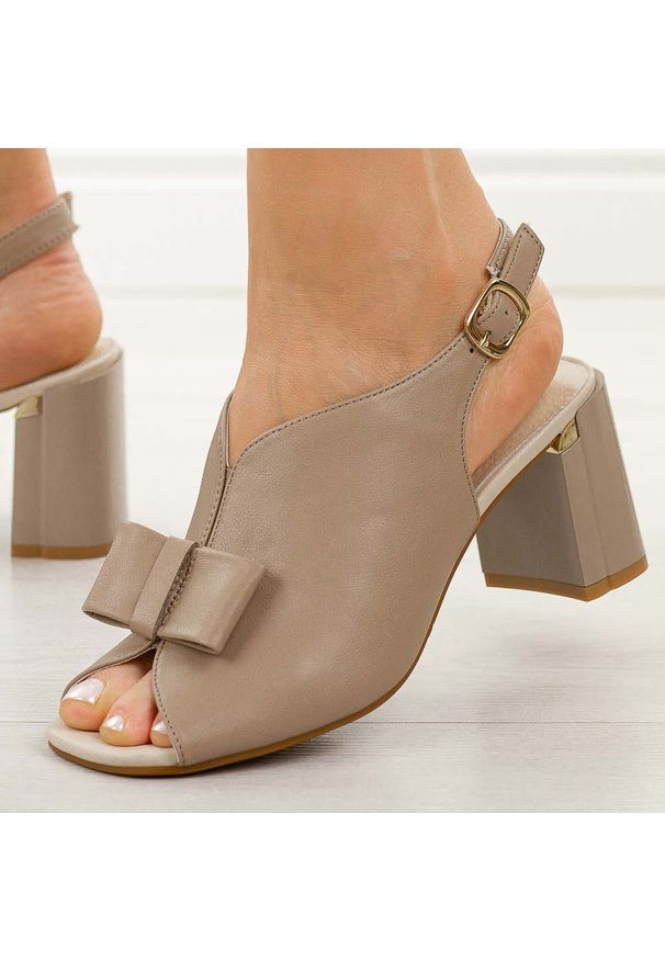 Beżowe skórzane sandały damskie na słupku M.Daszyński 25112-5. Okazja: na co dzień. Kolor: beżowy. Materiał: skóra. Wzór: aplikacja. Sezon: wiosna, lato. Obcas: na słupku. Styl: casual, elegancki, klasyczny, wizytowy