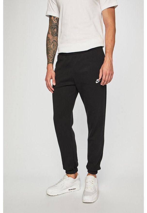 Nike Sportswear - Spodnie. Kolor: czarny. Materiał: bawełna, poliester, materiał, dzianina. Wzór: gładki