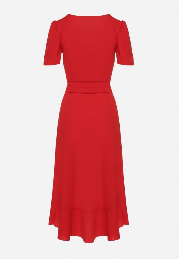 Born2be - Czerwona Sukienka Taliowana z Kopertowym Dekoltem i Falbanką Tatania. Okazja: na co dzień. Kolor: czerwony. Długość rękawa: krótki rękaw. Typ sukienki: kopertowe. Styl: klasyczny, casual, elegancki