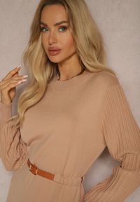 Renee - Ciemnobeżowa Sukienka z Dodatkiem Wiskozy z Paskiem i Ozdobnymi Rękawami Daiviane. Kolor: beżowy. Materiał: wiskoza. Sezon: zima #5