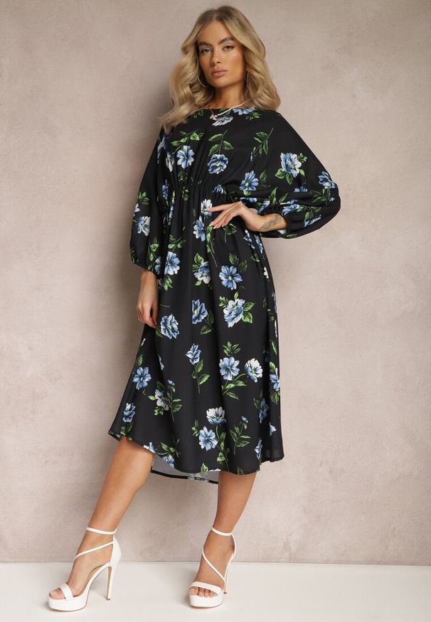 Renee - Czarno-Niebieska Midi Sukienka w Kwiaty o Rozkloszowanym Kroju z Rękawami Nietoperz Jervia. Kolor: czarny. Wzór: kwiaty. Styl: elegancki. Długość: midi