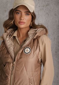 Renee - Szampańska Długa Kamizelka Pikowana z Nieodpinanym Kapturem Ozdobiona Naszywką Kasseda. Okazja: na co dzień. Kolor: złoty. Materiał: poliester, jeans. Długość: długie. Wzór: aplikacja. Styl: casual #6