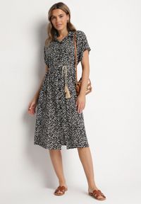 Born2be - Czarno-Biała Bawełniana Sukienka Koszulowa w Kwiaty z Rozkloszowanym Dołem Jerilsa. Okazja: na co dzień. Typ kołnierza: kołnierzyk klasyczny. Kolor: czarny. Materiał: bawełna. Długość rękawa: krótki rękaw. Wzór: kwiaty. Typ sukienki: koszulowe. Styl: casual, elegancki, klasyczny #1