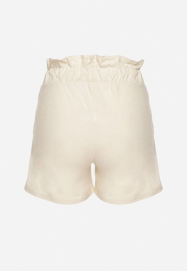Born2be - Jasnobeżowe Szorty z Bawełną z Wysokim Stanem Ozdobione Falbanką i Sznurkiem Acreria. Okazja: na spacer, na co dzień. Stan: podwyższony. Kolor: beżowy. Materiał: bawełna. Wzór: aplikacja. Sezon: lato. Styl: casual, elegancki