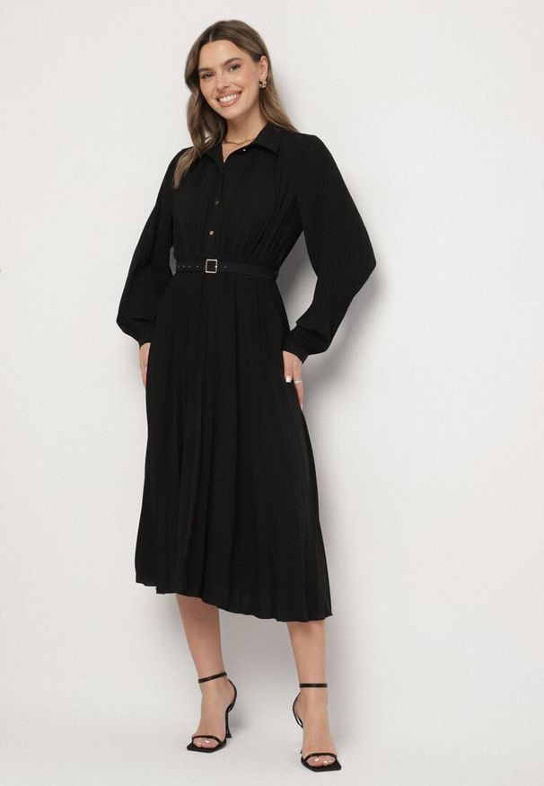 Born2be - Czarna Sukienka Plisowana o Koszulowym Kroju z Paskiem z Klamrą Efronta. Okazja: na co dzień. Typ kołnierza: kołnierzyk klasyczny. Kolor: czarny. Materiał: jeans. Długość rękawa: długi rękaw. Wzór: aplikacja. Typ sukienki: koszulowe. Styl: casual, elegancki, klasyczny