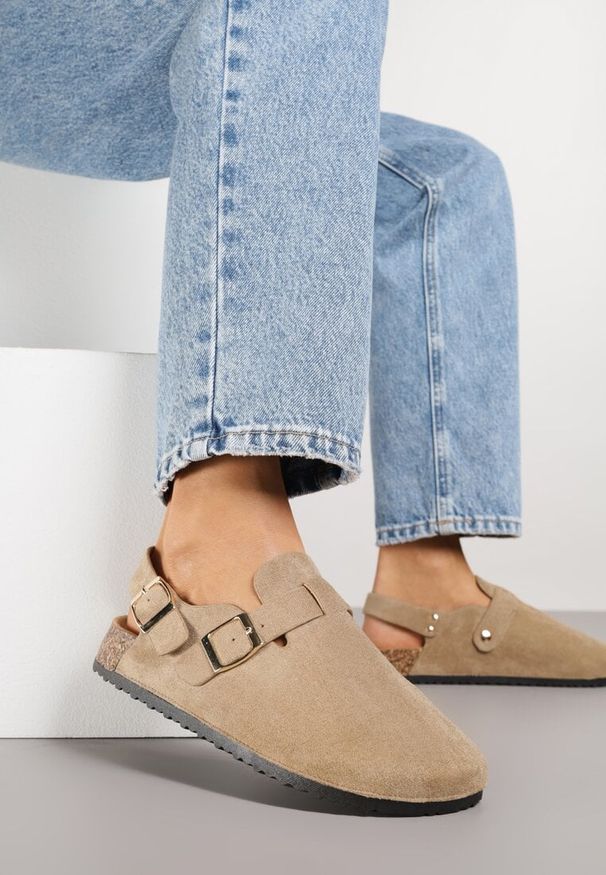 Renee - Ciemnobeżowe Sandały Typu Chodaki z Klamrami Silvermore. Okazja: na co dzień. Zapięcie: klamry. Kolor: beżowy. Materiał: skóra, jeans. Styl: casual, street