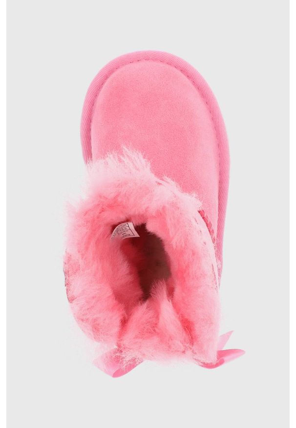 Ugg - UGG Śniegowce zamszowe dziecięce Bailey Bow II Mini kolor różowy. Kolor: różowy. Materiał: zamsz
