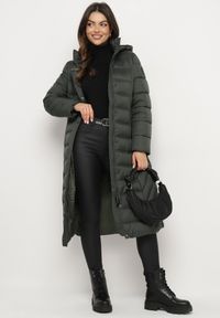 Born2be - Ciemnozielona Kurtka Pikowana o Długim Fasonie z Odpinanym Kapturem Reanora. Okazja: na spacer, na co dzień, do pracy. Kolor: zielony. Materiał: dzianina, jeans. Długość rękawa: długi rękaw. Długość: długie. Styl: casual #7