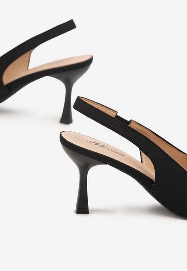 Renee - Czarne Sandały na Szpilce Typu Slingback Melovelle. Okazja: na co dzień. Kolor: czarny. Materiał: jeans. Obcas: na szpilce. Styl: casual, elegancki