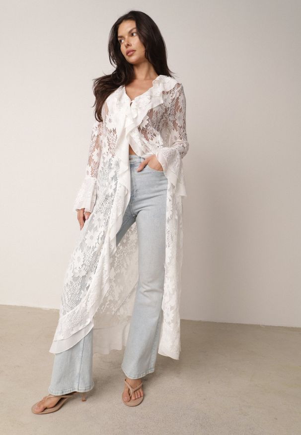 Born2be - Biała Narzutka Plażowa o Fasonie Długiej Sukienki z Koronki Ozdobiona Falbankami Araqiel. Okazja: na plażę. Typ kołnierza: kołnierz z falbankami. Kolor: biały. Materiał: koronka. Wzór: aplikacja, koronka. Sezon: lato. Styl: wakacyjny