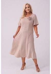 Moda Size Plus Iwanek - Elegancka sukienka Doris na wesele w kolorze nude PLUS SIZE XXL. Okazja: na wesele, na ślub cywilny. Kolekcja: plus size. Materiał: tkanina, elastan, poliester, materiał. Długość rękawa: krótki rękaw. Wzór: gładki, aplikacja, kwiaty. Typ sukienki: dla puszystych. Styl: elegancki. Długość: midi