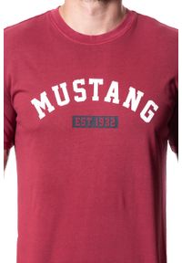 Mustang - MUSTANG T SHIRT Alex C Print RHUBARB 1008151 7194. Kolor: czerwony. Wzór: nadruk #7