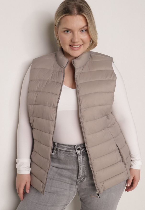 Born2be - Beżowa Pikowana Kamizelka Przejściowa ze Stójką Edanwen. Typ kołnierza: kołnierzyk stójkowy. Kolekcja: plus size. Kolor: beżowy. Materiał: jeans, nylon. Styl: klasyczny