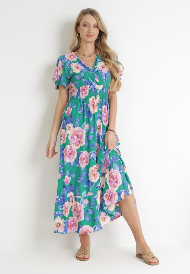 Born2be - Zielona Sukienka Maxi z Kopertowym Dekoltem i Gumkami w Pasie Kelsi. Typ kołnierza: dekolt kopertowy. Kolor: zielony. Długość rękawa: krótki rękaw. Sezon: wiosna, lato. Typ sukienki: kopertowe. Długość: maxi