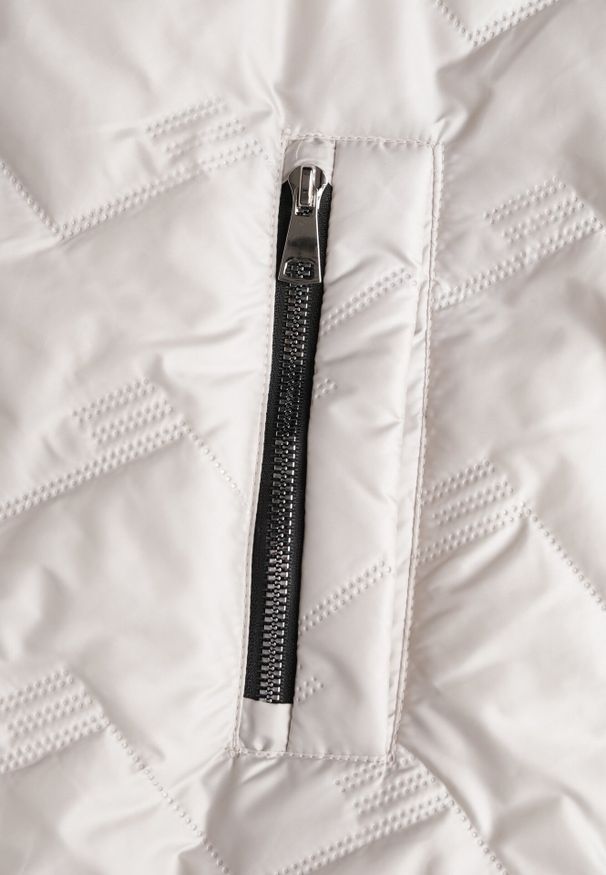 Born2be - Jasnoszara Przejściolwa Pikowana Kurtka z Odpinanym Kapturem Nevistta. Okazja: na spacer, na co dzień, do pracy. Kolekcja: plus size. Kolor: szary. Materiał: poliester, jeans. Styl: casual, elegancki