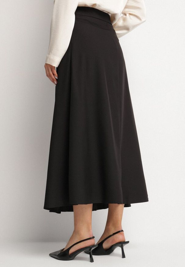 Born2be - Czarna Trapezowa Spódnica Plisowana z Wiskozą Ozdobiona Klamrą Calemi. Okazja: na co dzień. Kolor: czarny. Materiał: wiskoza. Wzór: aplikacja. Styl: elegancki, casual