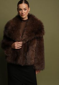 Born2be - Brązowa Oversizowa Kurtka Futerko z Szerokim Kołnierzem Lenelle. Okazja: na co dzień, na imprezę. Typ kołnierza: golf. Kolor: brązowy. Materiał: futro. Styl: casual, elegancki #7