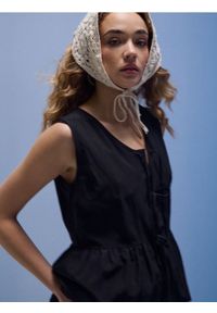 Sinsay - Koszulowa bluzka z ozdobnym wiązaniem z wiskozą - czarny. Kolor: czarny. Materiał: wiskoza #1