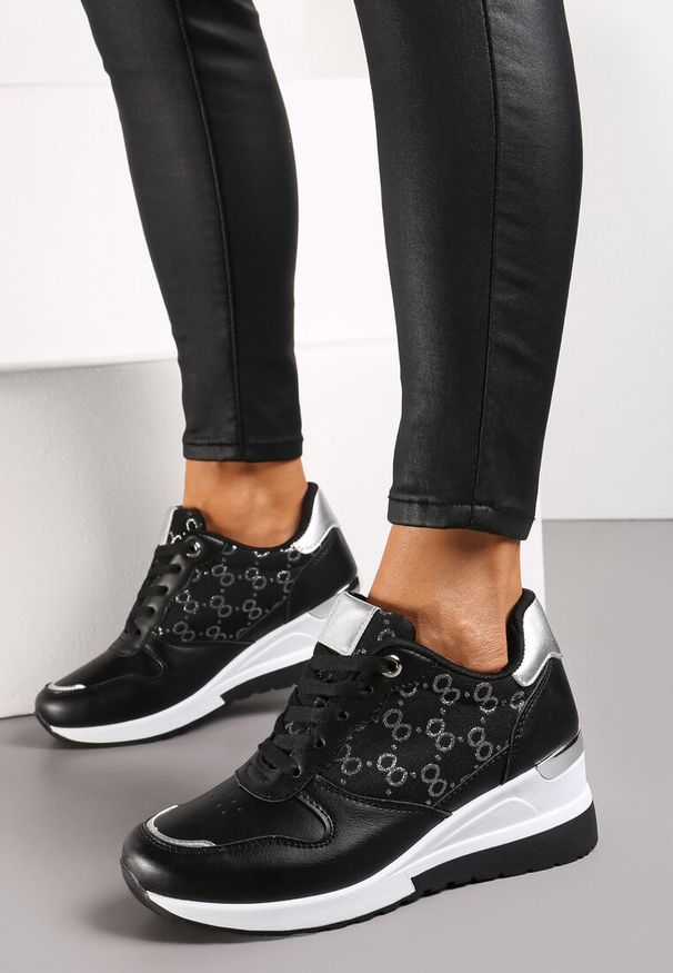 Renee - Czarne Sneakersy na Koturnie z Metaliczną Wstawką Derine. Kolor: czarny. Obcas: na koturnie