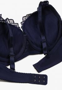 Renee - Granatowy Biustonosz Push Up z Koronką i Regulowanymi Ramiączkami Tiavara. Kolor: niebieski. Materiał: koronka. Rodzaj stanika: push-up. Wzór: koronka
