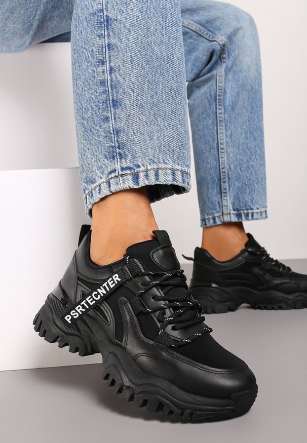 Born2be - Czarne Sneakersy na Masywnej Podeszwie z Ozdobną Taśmą Razhe. Kolor: czarny. Szerokość cholewki: normalna. Wzór: napisy, aplikacja