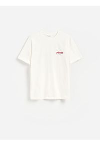 Reserved - T-shirt regular z nadrukiem na plecach - biały. Kolor: biały. Materiał: bawełna, dzianina. Wzór: nadruk #1