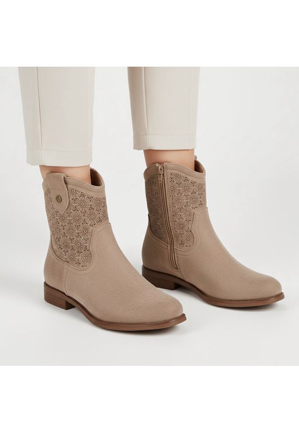 Botki damskie S.Barski, cholewka z materiału ażurowe wykończenie krótka cholewka fason zapinany na suwak pętla z tyłu stabilna niska podeszwa prosta. Kolor: beżowy. Materiał: materiał. Szerokość cholewki: normalna. Wzór: ażurowy