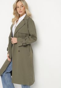 Born2be - Zielony Płaszcz w Stylu Trencza Ozdobiony Paskiem z Klamrą Ninellira. Kolor: zielony. Materiał: jeans. Długość rękawa: długi rękaw. Długość: długie. Wzór: aplikacja. Styl: elegancki, klasyczny #2