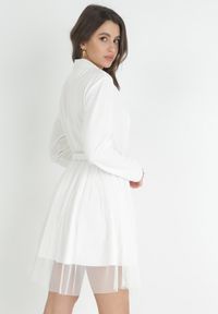 Born2be - Biała Kopertowa Sukienka Mini z Paskiem i Tiulem na Dole Anaida. Kolor: biały. Materiał: tiul. Wzór: aplikacja. Typ sukienki: kopertowe. Długość: mini #5