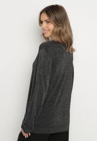 Born2be - Czarny Wiskozowy Sweter o Pudełkowym Kroju z Metaliczną Nitką Essmia. Okazja: na co dzień, na spacer. Typ kołnierza: dekolt w serek. Kolekcja: plus size. Kolor: czarny. Materiał: wiskoza. Styl: klasyczny, casual #3