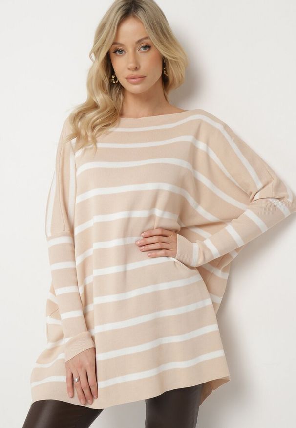 Born2be - Beżowy Sweter Oversize w Paski z Rękawami Nietoperz Caelania. Kolor: beżowy. Wzór: paski