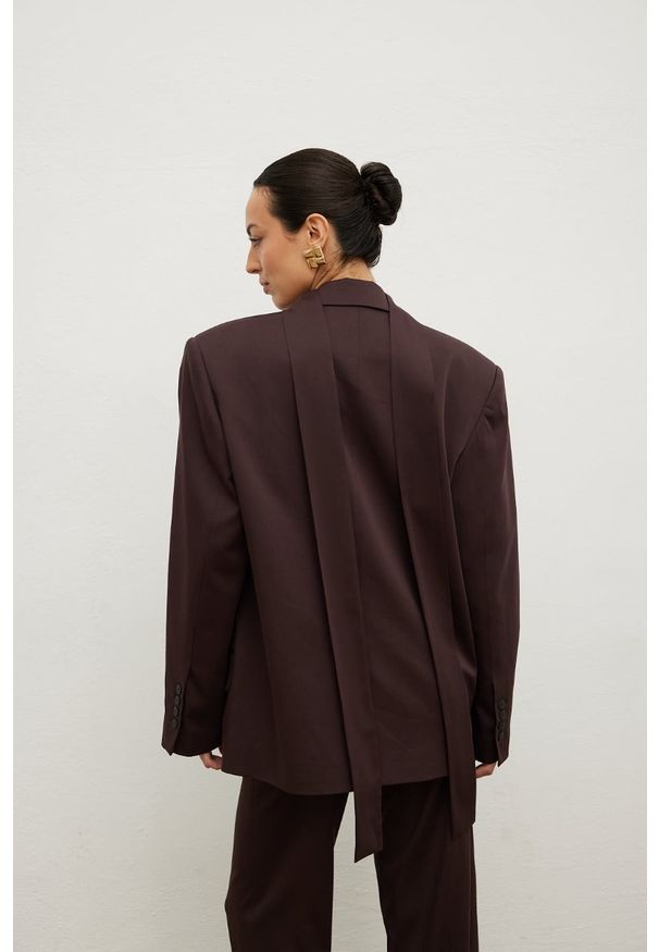 Marsala - Klasyczna marynarka z szalem w kolorze HOT CHOCOLATE- SVELTE. Materiał: poliester, elastan, tkanina, włókno, wiskoza, lyocell. Wzór: geometria, gładki. Styl: klasyczny