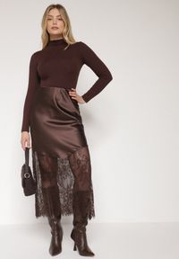 Born2be - Brązowa Satynowa Spódnica Ozdobiona Koronką Milori. Okazja: na spotkanie biznesowe. Kolor: brązowy. Materiał: satyna, koronka. Wzór: aplikacja, koronka. Sezon: wiosna, lato. Styl: biznesowy, klasyczny #2
