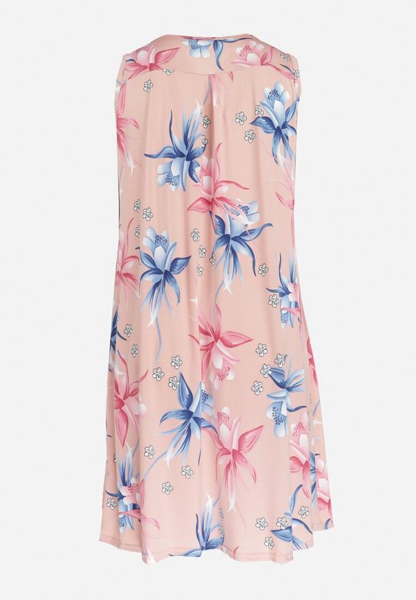 Born2be - Różowa Trapezowa Sukienka Midi z Marszczonym Dekoltem w Kwiaty Yanais. Kolor: różowy. Materiał: materiał. Długość rękawa: bez rękawów. Wzór: kwiaty. Typ sukienki: trapezowe. Długość: midi