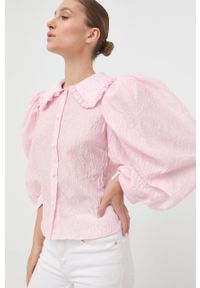 Custommade koszula damska kolor różowy regular z kołnierzykiem klasycznym. Typ kołnierza: kołnierzyk klasyczny. Kolor: różowy. Materiał: materiał, tkanina. Styl: klasyczny