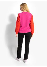 Karl Lagerfeld - Bluza damska KARL LAGERFELD IKONIK 2.0 KARL SWEATSHIRT. Typ kołnierza: dekolt w karo. Kolor: różowy. Sport: turystyka piesza #2
