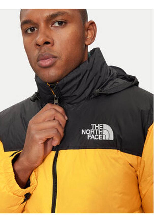 The North Face Kurtka puchowa 1996 Retro Nuptse NF0A3C8D Żółty Regular Fit. Kolor: żółty. Materiał: syntetyk. Styl: retro