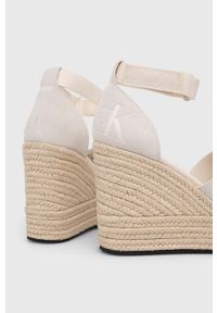 Calvin Klein Jeans sandały WEDGE SANDAL WIDE SU CON damskie kolor beżowy na koturnie YW0YW00963. Zapięcie: rzepy. Kolor: beżowy. Materiał: poliester, materiał, guma. Wzór: gładki. Obcas: na koturnie #2