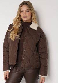 Born2be - Brązowa Koszulowa Kurtka Pikowana z Futerkowym Kołnierzem Seruna. Okazja: na spacer. Typ kołnierza: golf. Kolor: brązowy. Materiał: dzianina, jeans. Styl: klasyczny #3