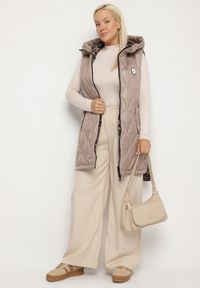 Born2be - Ciemnobeżowa Klasyczna Kamizelka z Pikowanymi Przeszyciami Ettelie. Kolekcja: plus size. Kolor: beżowy. Materiał: jeans, skóra. Długość: długie. Styl: klasyczny #6