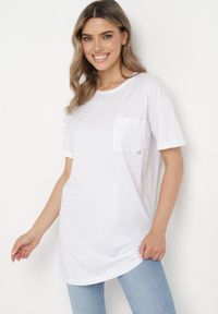 Born2be - Biały Bawełniany T-shirt o Klasycznym Fasonie z Kieszonką Asettia. Okazja: na co dzień, na spacer. Kolor: biały. Materiał: bawełna. Wzór: aplikacja. Styl: klasyczny #5