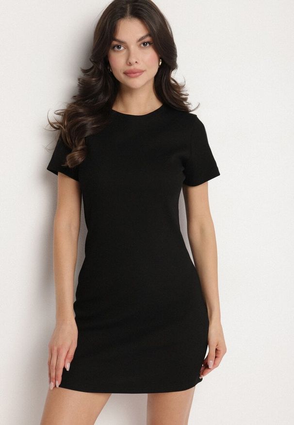 Born2be - Czarna Prążkowana Bawełniana Sukienka o Dopasowanym Kroju Ralitia. Okazja: na co dzień, na imprezę, na spacer. Kolor: czarny. Materiał: bawełna, prążkowany. Typ sukienki: proste. Styl: casual, elegancki