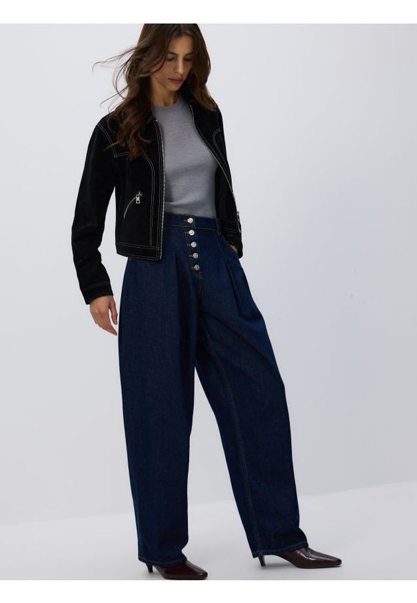 Reserved - Jeansy barrel z zakładkami - granatowy. Kolor: niebieski
