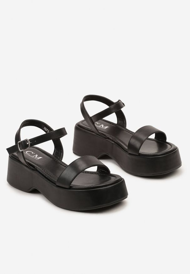 Renee - Czarne Sandały Zapinane przy Kostce na Niskiej Platformie Tleiana. Okazja: na co dzień. Kolor: czarny. Obcas: na platformie. Styl: wizytowy, elegancki, casual