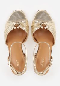 Born2be - Złote Sandały na Szpilce VICES z Marszczeniem i Metaliczną Aplikacją Nemenoe. Okazja: na wesele, na co dzień, na ślub cywilny. Zapięcie: pasek. Kolor: złoty. Wzór: aplikacja. Obcas: na szpilce. Styl: casual, klasyczny, elegancki #7