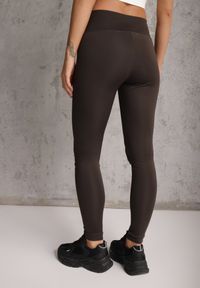 Renee - Brązowe Legginsy Basic z Modelującą Wstawką w Pasie Liacan. Okazja: na co dzień. Kolor: brązowy. Długość: krótkie. Styl: casual #7