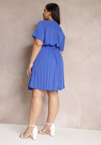 Renee - Niebieska Sukienka z Gumką w Pasie i Kopertowym Dekoltem Azrah. Kolor: niebieski. Typ sukienki: kopertowe. Długość: mini #4