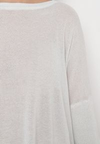 Born2be - Biały Sweter Oversize z Metaliczną Nitką Herfela. Kolor: biały. Sezon: zima