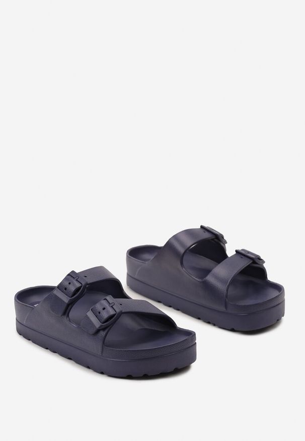 Renee - Granatowe Klapki na Grubszej Podeszwie z Regulowanymi Paskami Ysabelle. Okazja: na spacer, na plażę, na co dzień. Kolor: niebieski. Materiał: jeans, len. Wzór: paski. Styl: elegancki, casual, klasyczny, wakacyjny